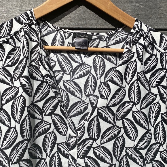Ann Taylor Leaf Print Flutter Sleeve Shirt M - Picture 3 of 9